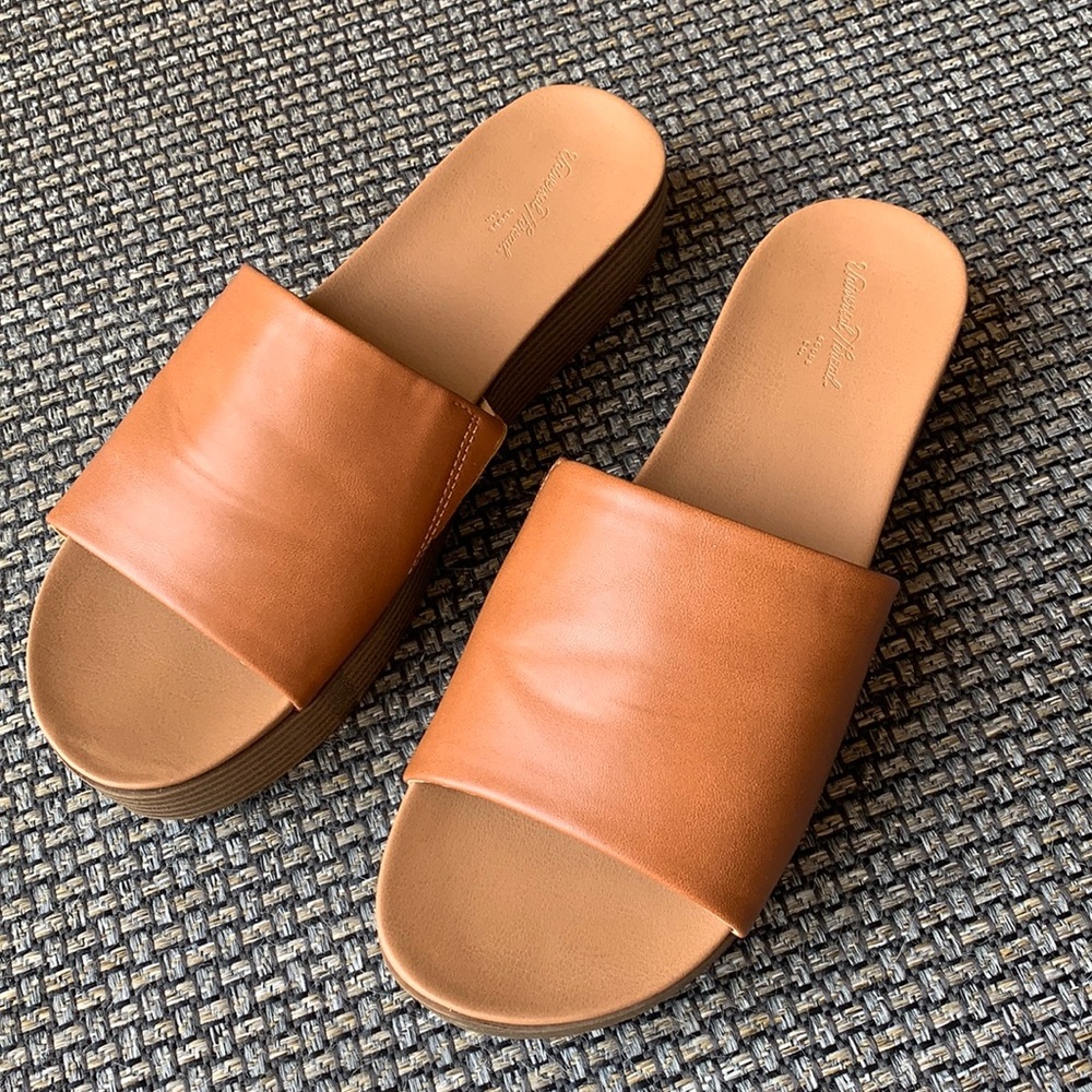 universal thread goods Sandals